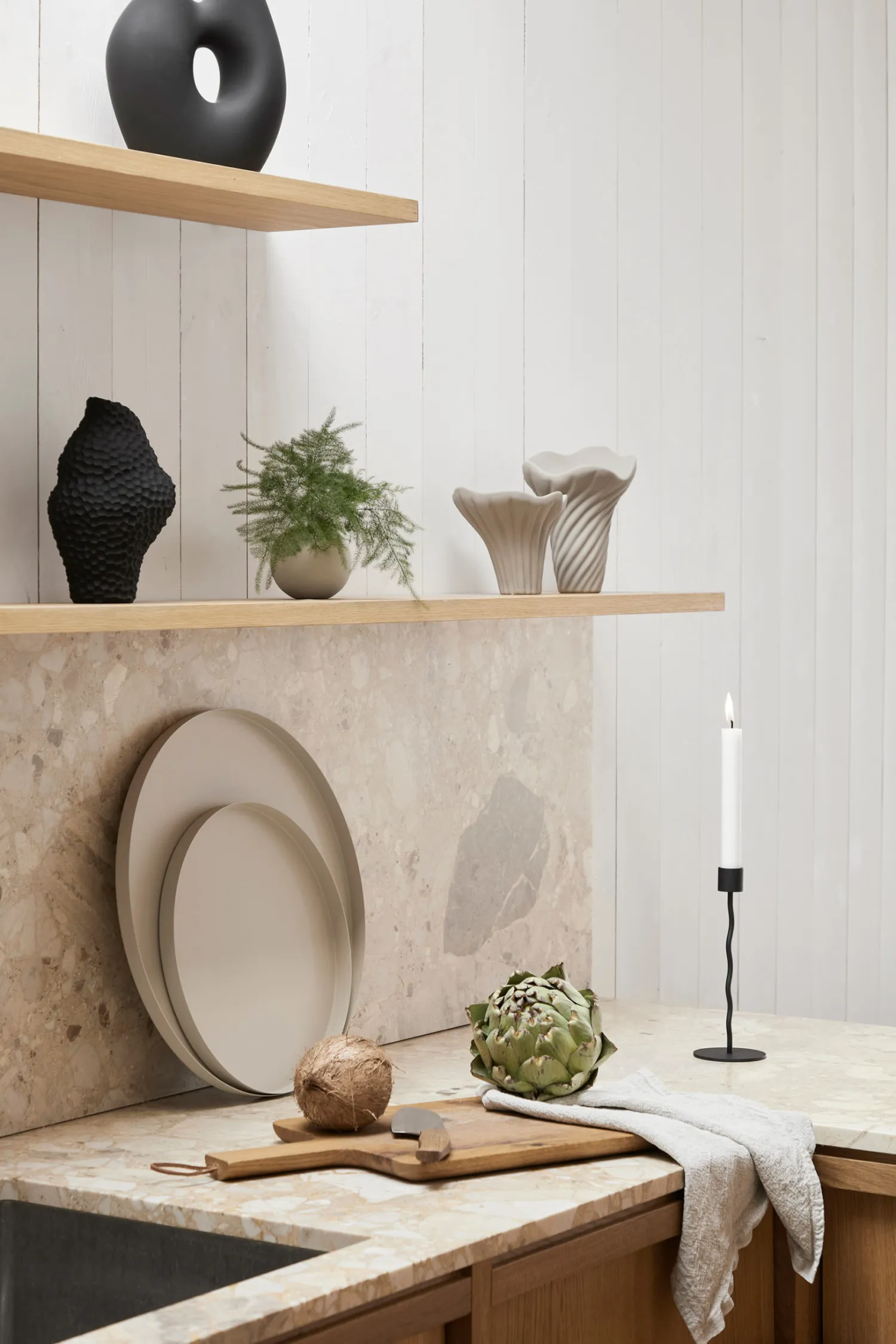 curved_candleholder_black_1.webp Store Curved Candleholder Black Candlesticks & Candle Holders