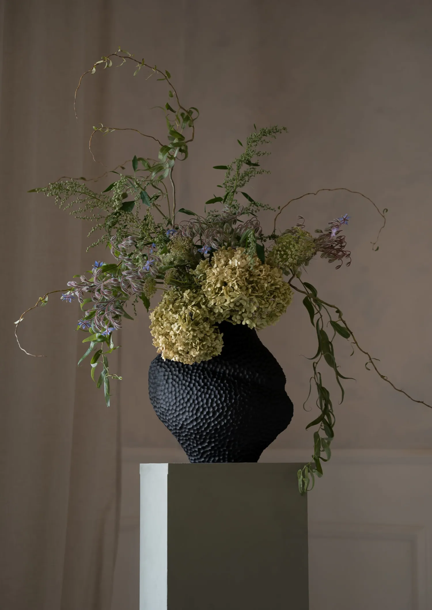 isla_wide_black_1.webp Hot Isla Wide Black Vases