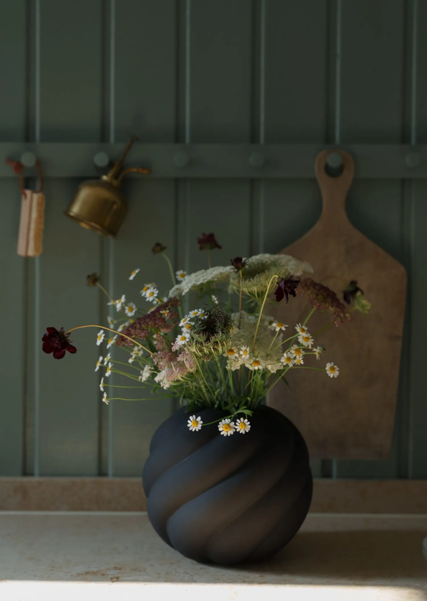 twist_ball_vase_cm_black_1-1.webp Shop Twist Ball vase 12cm Black Vases